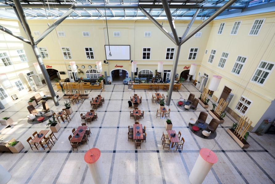 Das lichtdurchflutete Atrium des Hotels lädt zum Verweilen ein.