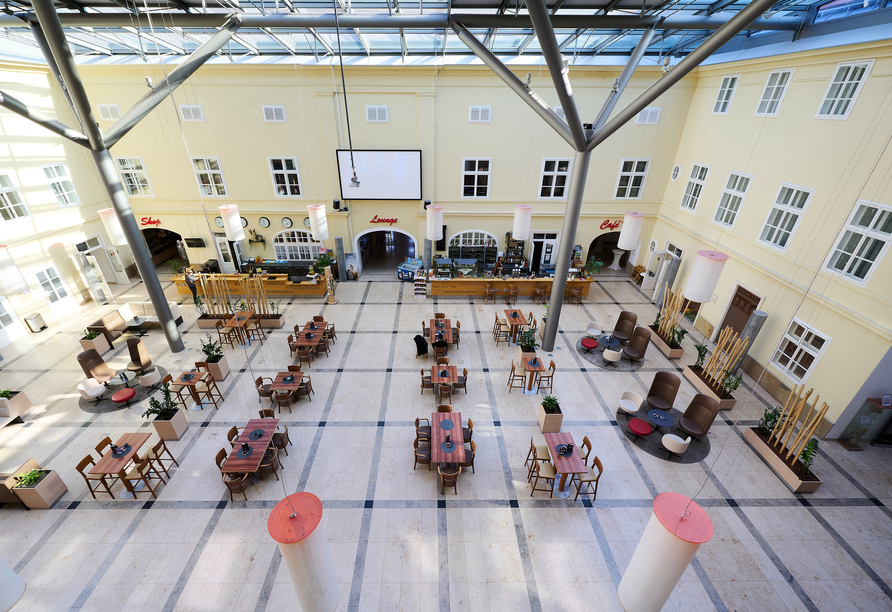 Das lichtdurchflutete Atrium des Hotels lädt zum Verweilen ein.