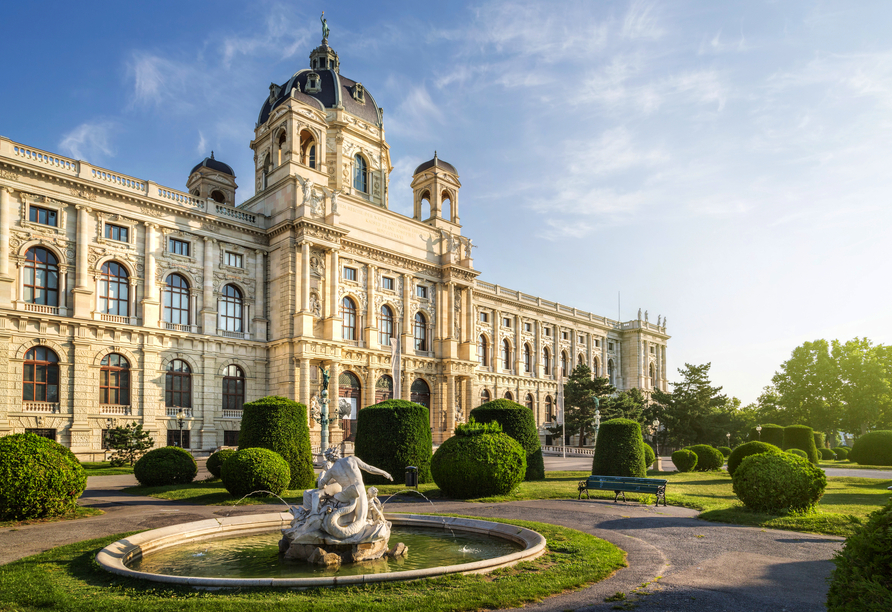 In Wien gibt es viele Museen zu entdecken. Besuchen Sie beispielsweise das Naturhistorische Museum Wien, das schon mit seiner Außenfassade beeindruckt.