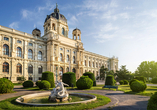 In Wien gibt es viele Museen zu entdecken. Besuchen Sie beispielsweise das Naturhistorische Museum Wien, das schon mit seiner Außenfassade beeindruckt.