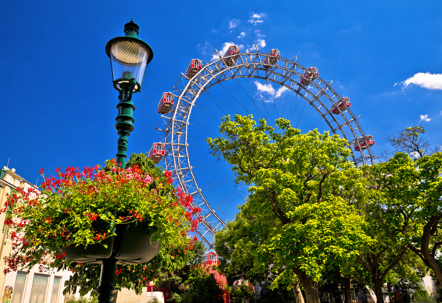 Besuchen Sie den Wiener Prater und fahren Sie mit dem Riesenrad, das einen unvergleichen Blick auf Wien bietet.