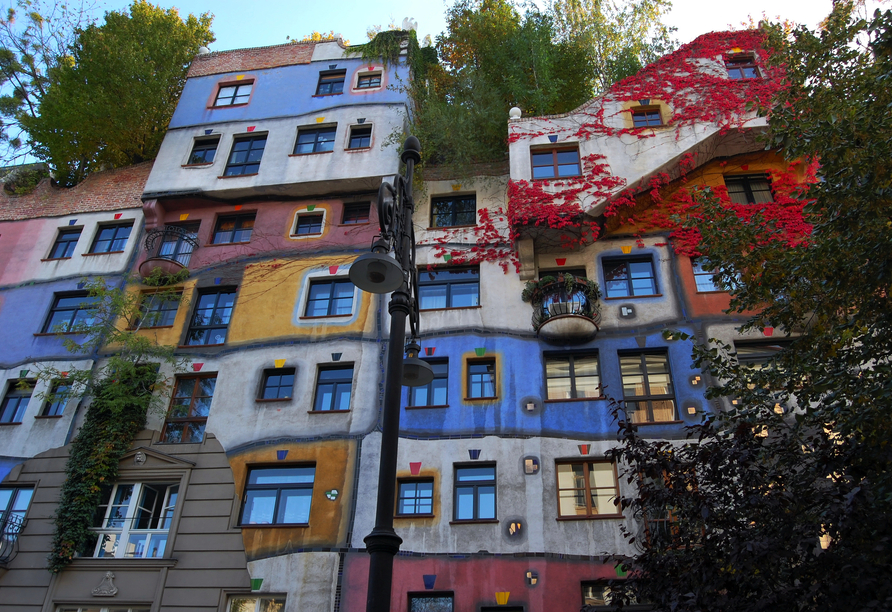 Das kunstvolle Hundertwasserhaus ist ein schönes buntes Fotomotiv für Ihr Urlaubsalbum.