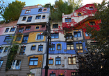 Das kunstvolle Hundertwasserhaus ist ein schönes buntes Fotomotiv für Ihr Urlaubsalbum.