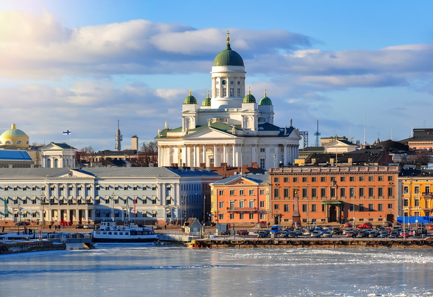 Der weiße Dom von Helsinki thront erhaben über dem Wasser.