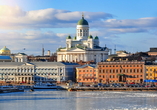 Der weiße Dom von Helsinki thront erhaben über dem Wasser.