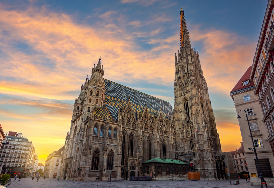 Die Kathedrale St. Stephan steht im Zentrum von Wien auf dem gleichnamigen Stephansplatz.