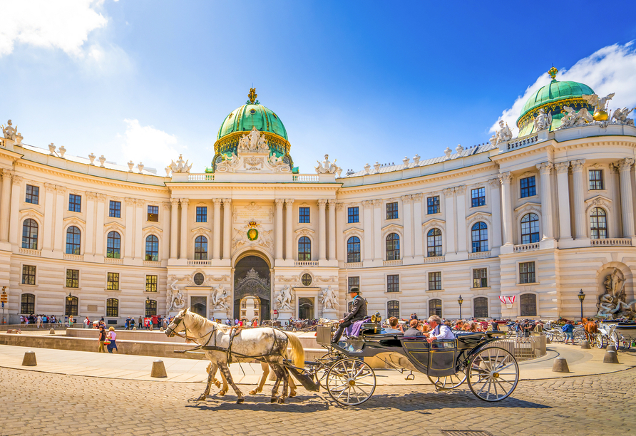 Willkommen in Wien! Besuchen Sie die Hofburg, die u.a. das Sisi Museum, die Kaiserliche Schatzkammer u.v.m. beherbergt.