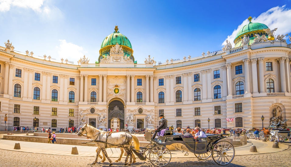 Willkommen in Wien! Besuchen Sie die Hofburg, die u.a. das Sisi Museum, die Kaiserliche Schatzkammer u.v.m. beherbergt.