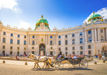 Willkommen in Wien! Besuchen Sie die Hofburg, die u.a. das Sisi Museum, die Kaiserliche Schatzkammer u.v.m. beherbergt.