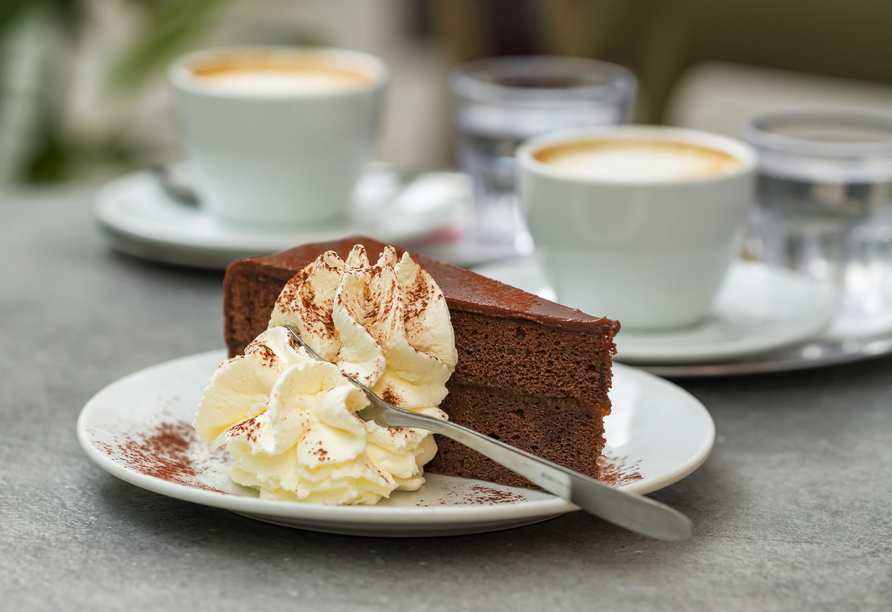 Wien ist bekannt für seine traditionellen Kaffeehäuser und die köstliche Sachertorte.