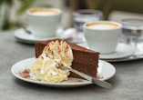 Wien ist bekannt für seine traditionellen Kaffeehäuser und die köstliche Sachertorte.