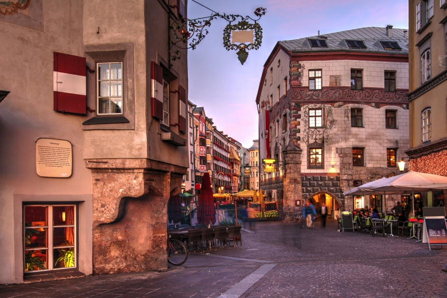 Schlendern Sie durch die charmanten Gassen des historischen Zentrums von Innsbruck.