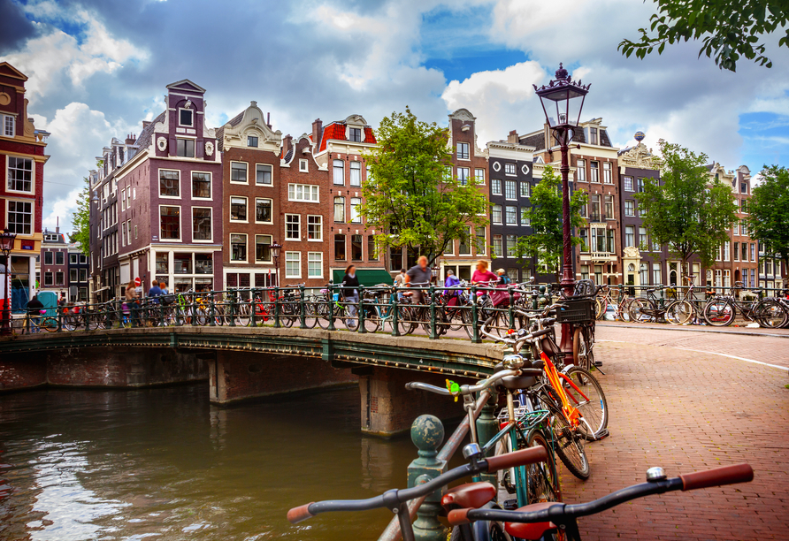 Schlendern Sie über die vielen Brücken von Amsterdam.