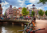 Schlendern Sie über die vielen Brücken von Amsterdam.