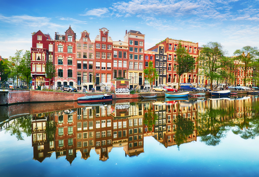 Traditionelle holländische Häuser an den Kanälen in Amsterdam