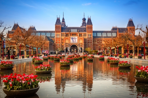 Das Rijksmuseum gehört zu den bekanntesten Museen in Amsterdam.