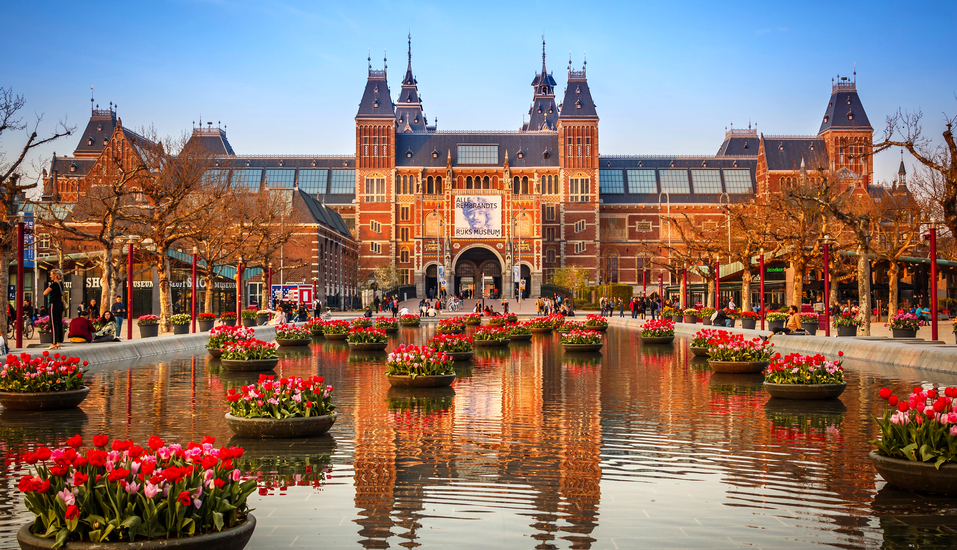 Das Rijksmuseum gehört zu den bekanntesten Museen in Amsterdam.