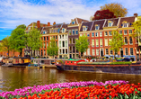 Die traditionellen Grachtenhäuser in Amsterdam sind ein Wahrzeichen der Stadt.