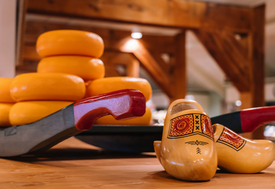 Gouda ist weit über die Niederlande hinaus für seinen traditionellen Käse bekannt.