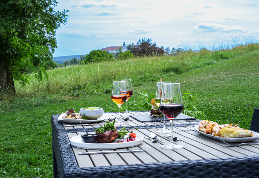 Genuss mit Aussicht – Auf der Hotelterrasse speisen Sie unter freiem Himmel.