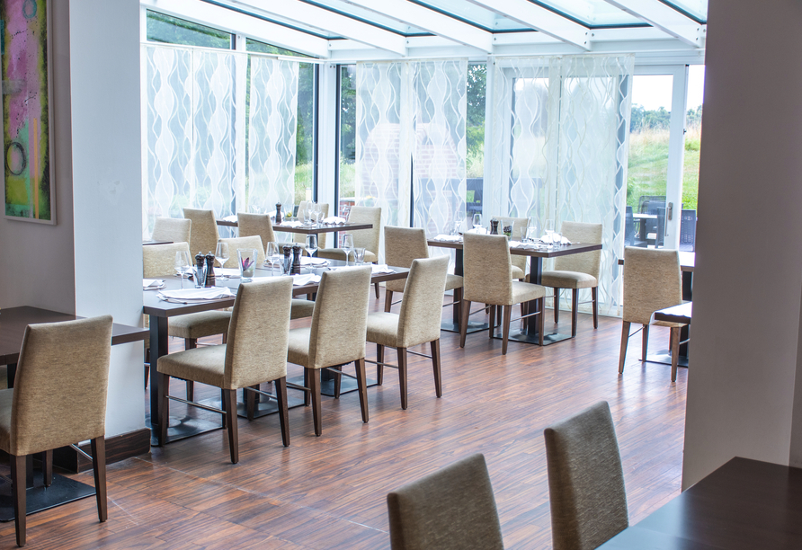 Das Restaurant mit Wintergarten lädt zum Genießen ein.