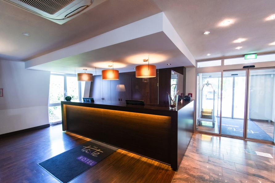 Die Rezeption im The Taste Hotel Heidenheim