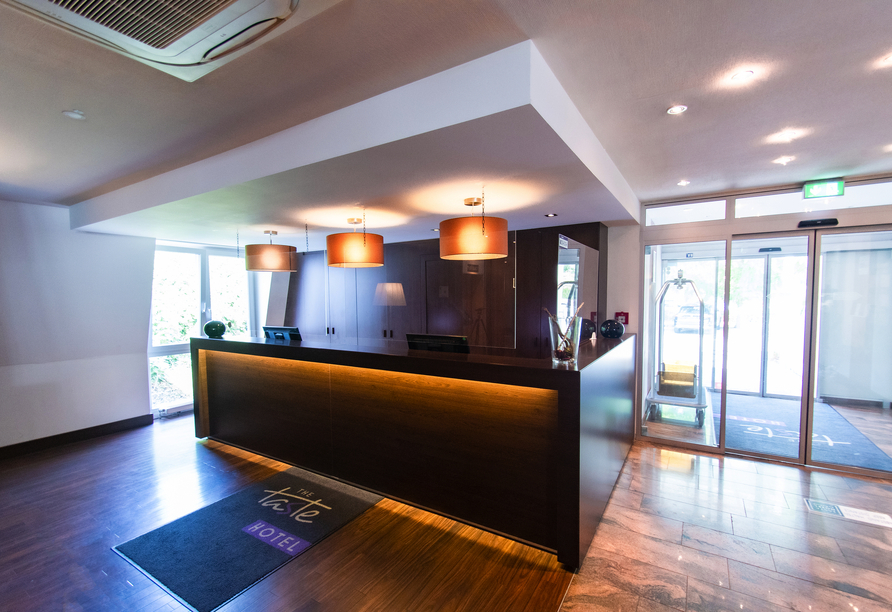 Die Rezeption im The Taste Hotel Heidenheim