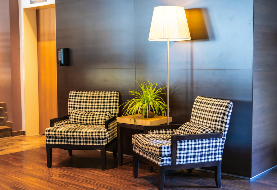 In der Lobby herrscht eine stilvolle Atmosphäre.