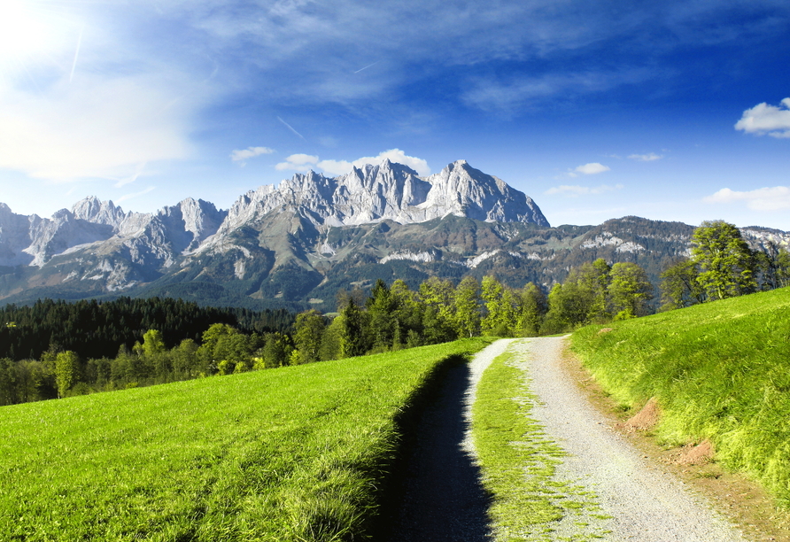Wandern Sie auf idyllischen Wegen durch die Tiroler Alpen.