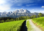 Wandern Sie auf idyllischen Wegen durch die Tiroler Alpen.