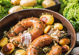 Grünkohl mit Bregenwurst und Röstkartoffeln ist eine Spezialität in Norddeutschland.