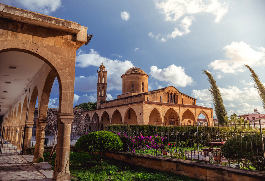 Die Kirche des Heiligen Mamas. Das Zeugnis byzantinischer Baukunst besuchen Sie in Güzelyurt.