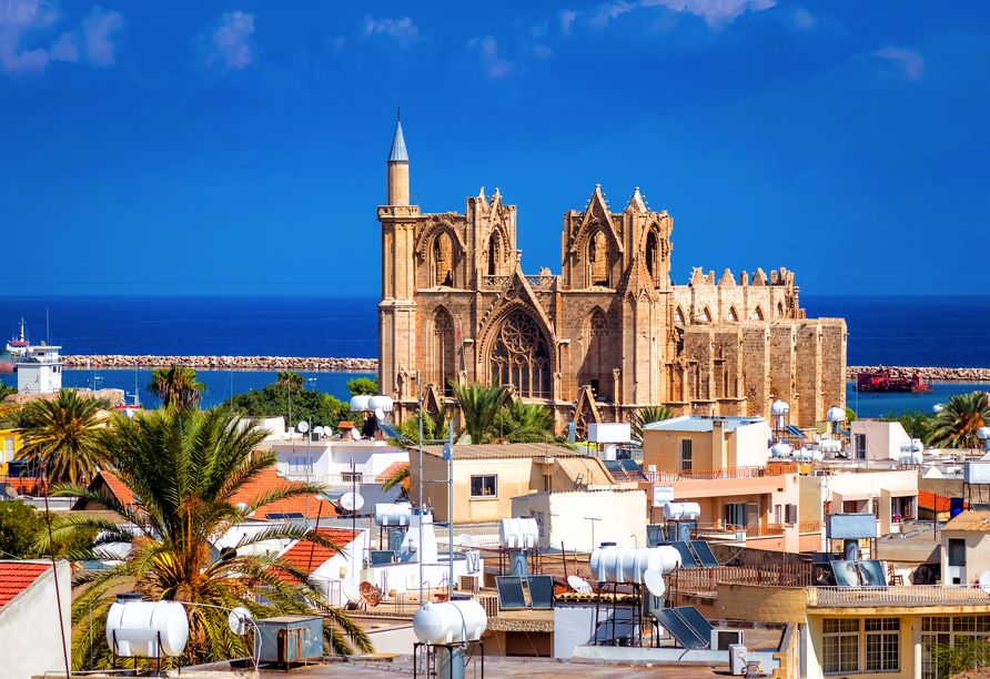 Optional: Die einstige St. Nikolaus Kathedrale von Famagusta ist heute eine Moschee.