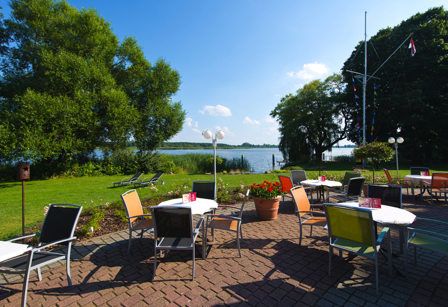 Die Terrasse mit Seeblick ist ideal, um Ruhe zu tanken.