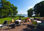 Die Terrasse mit Seeblick ist ideal, um Ruhe zu tanken.