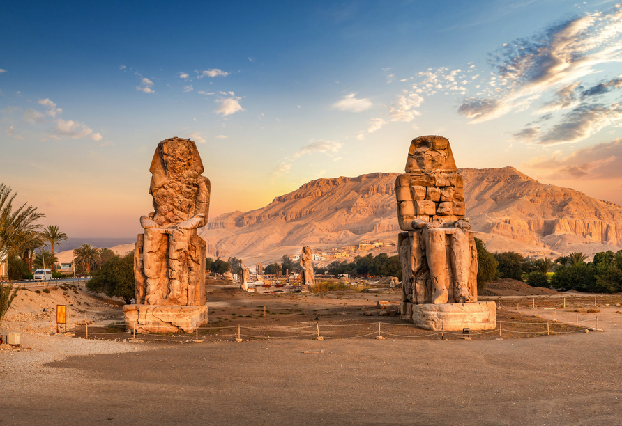 Die gigantischen Memnon Kolosse stammen aus der 18. Dynastie des antiken Ägyptens (optional).
