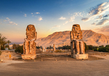 Die gigantischen Memnon Kolosse stammen aus der 18. Dynastie des antiken Ägyptens (optional).