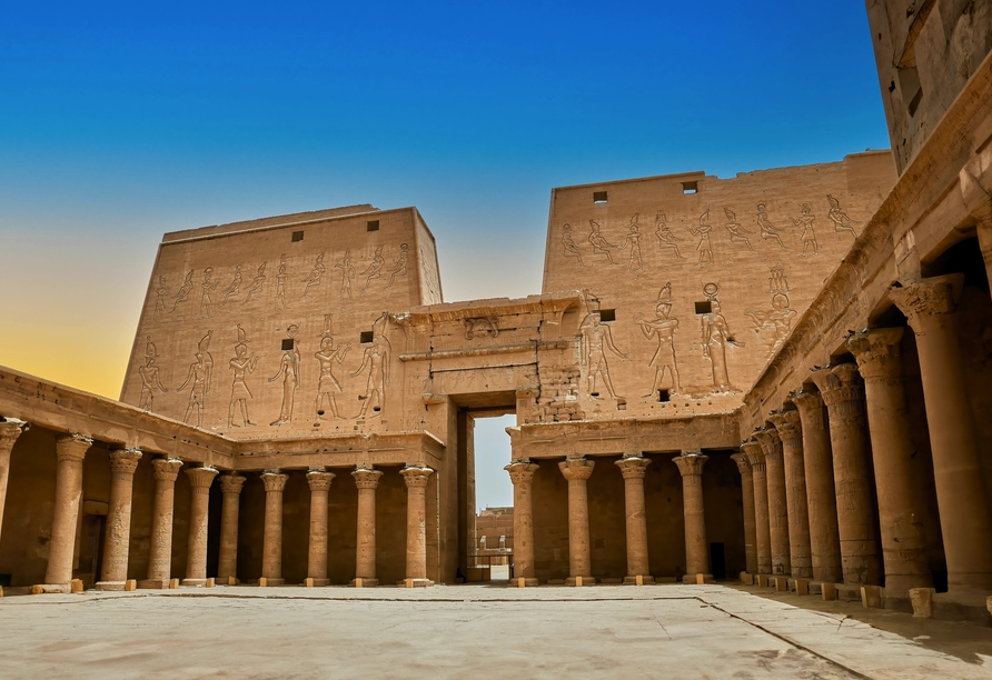 Der Edfu-Tempel ist ein Meisterwerk altägyptischer Architektur (optional).