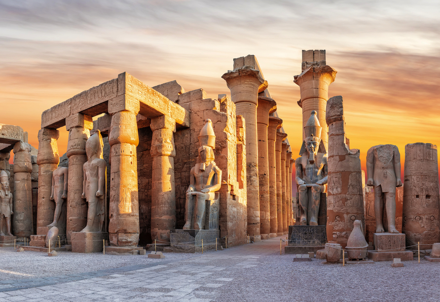 Majestätisch und geheimnisvoll erscheint der Luxor-Tempel im warmen Licht der untergehenden Sonne (optional).