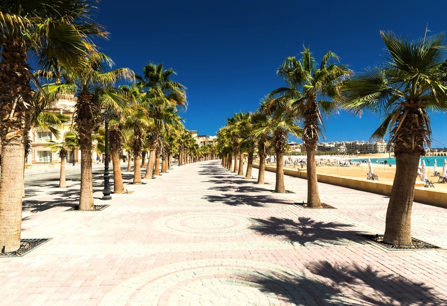 Flanieren Sie entlang der malerischen Promenade von Sahl Hasheesh.