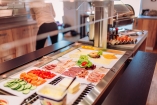 Beim Frühstücksbuffet können Sie sich für einen Tag voller Abenteuer stärken.