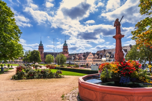 Erlebe Freudenstadt mit seiner markanten Stadtkirche und dem größten Marktplatz Deutschlands.