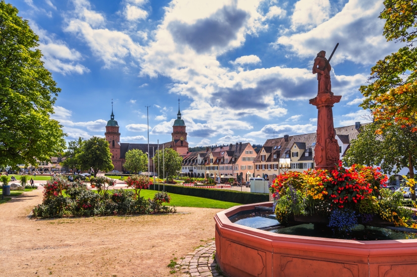 Erlebe Freudenstadt mit seiner markanten Stadtkirche und dem größten Marktplatz Deutschlands.