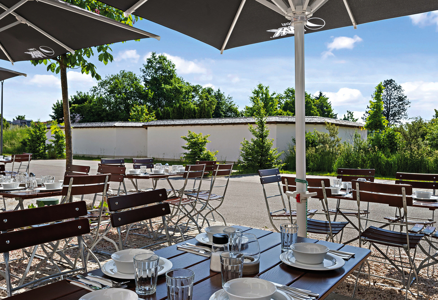 Die Terrasse lädt zum Frühstücken und Sonnentanken ein.