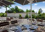 Die Terrasse lädt zum Frühstücken und Sonnentanken ein.