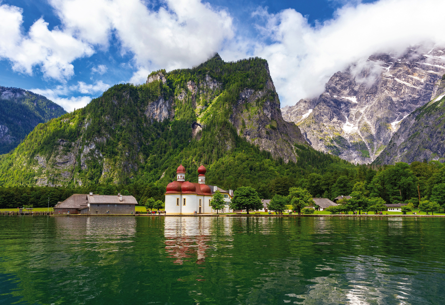 Der Königssee glänzt mit seinem kristallklaren Wasser und der Wallfahrtskirche Sankt Bartholomä.