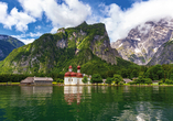 Der Königssee glänzt mit seinem kristallklaren Wasser und der Wallfahrtskirche Sankt Bartholomä.