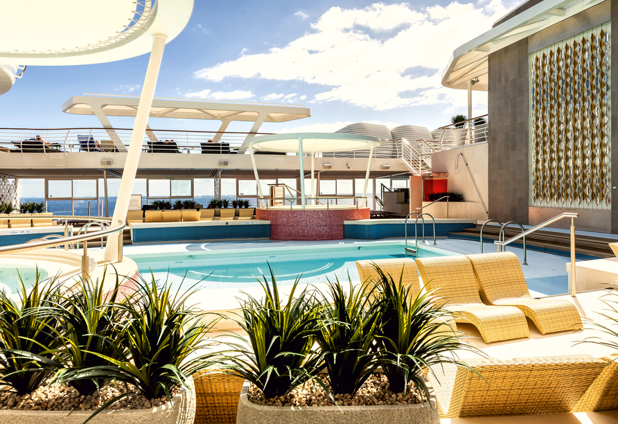 Genießen Sie bei schönem Wetter entspannte Tage am Außenpool der Mein Schiff 2.