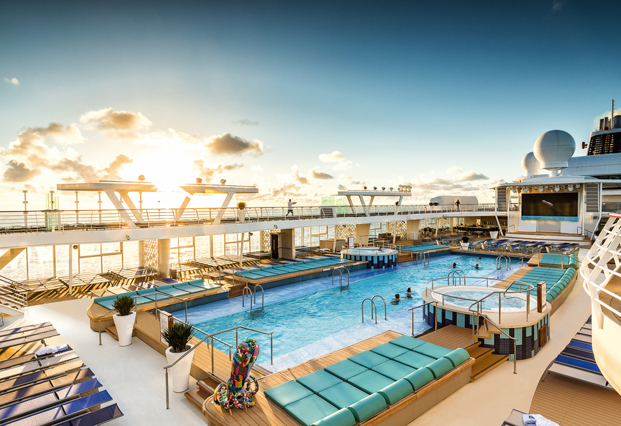 Ziehen Sie entspannt Ihre Bahnen im Pool des Schiffes.