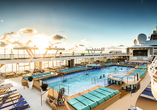 Ziehen Sie entspannt Ihre Bahnen im Pool des Schiffes.